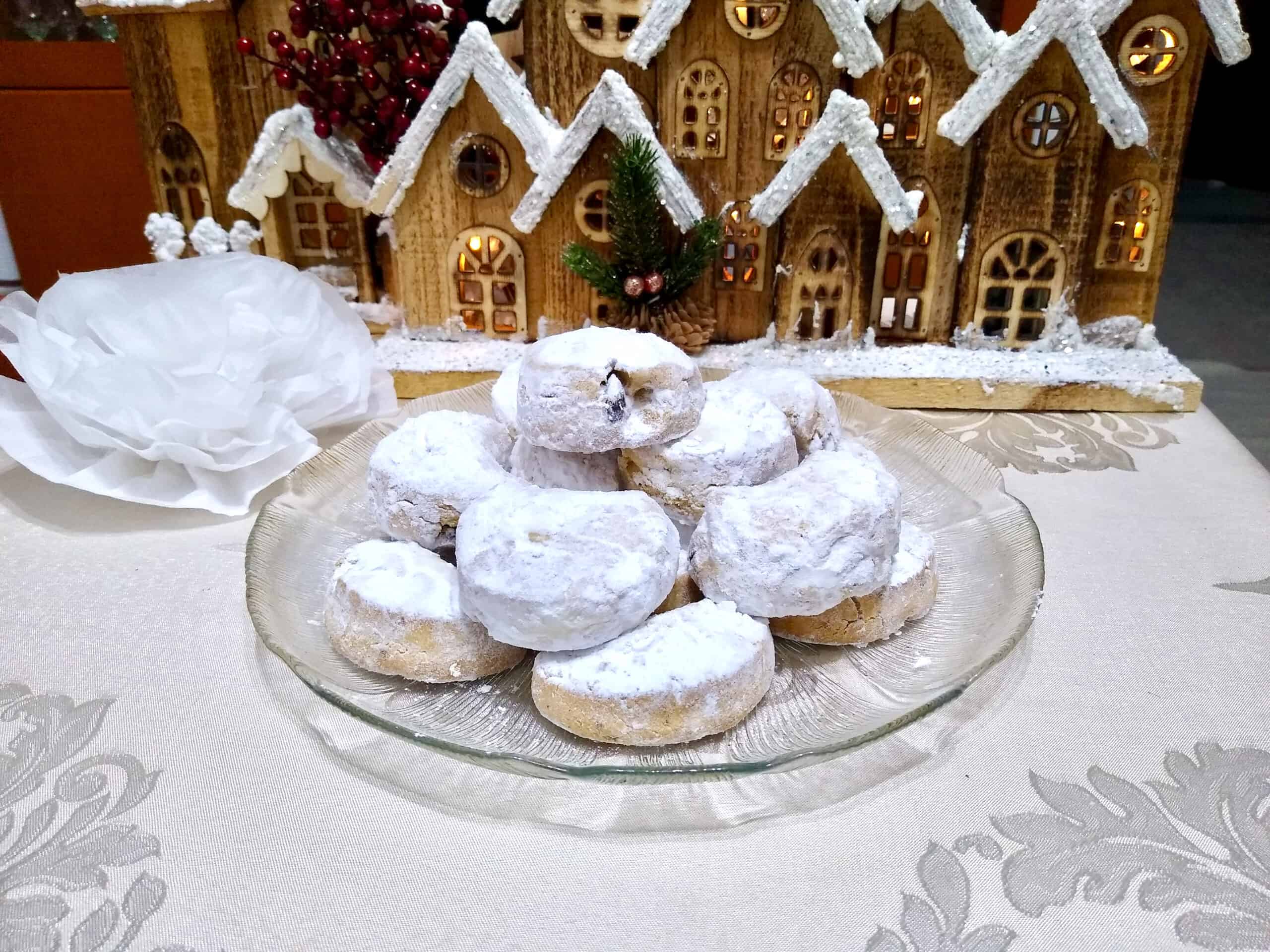 Kourabiedes (Greek Almond Christmas Cookies)