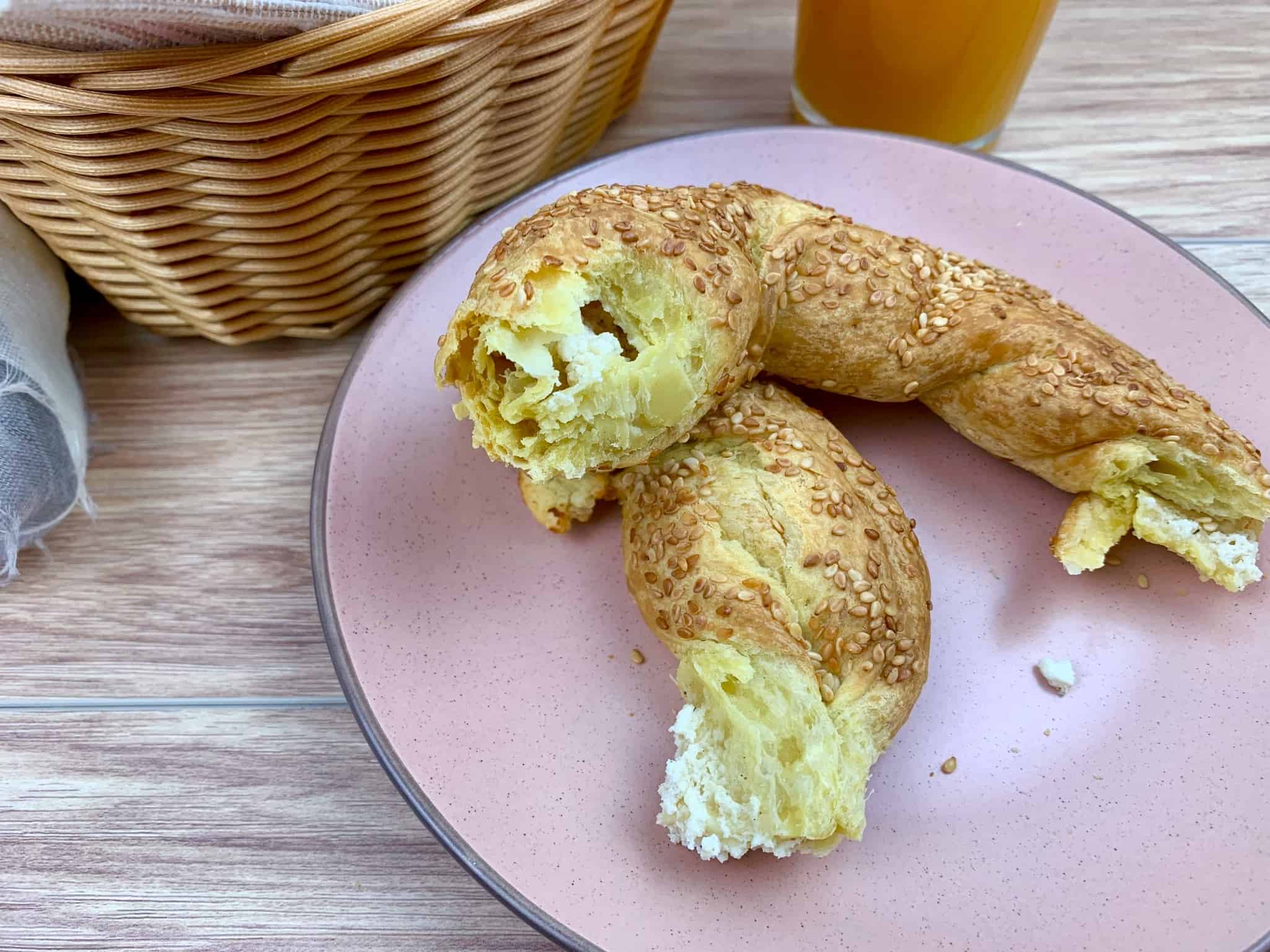 Puff pastry cheese ring (Tirokoulouro:Tyrokoulouro)