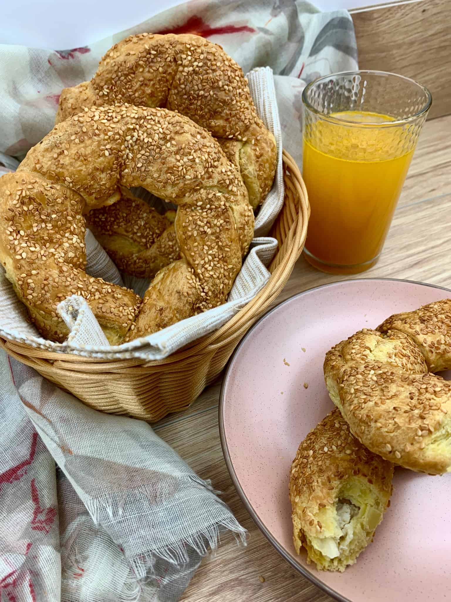 Puff pastry cheese ring (Tirokoulouro:Tyrokoulouro)